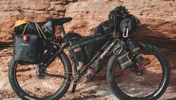 Bikepacking: fietskamperen met minimalistische fietstassen en uitrusting